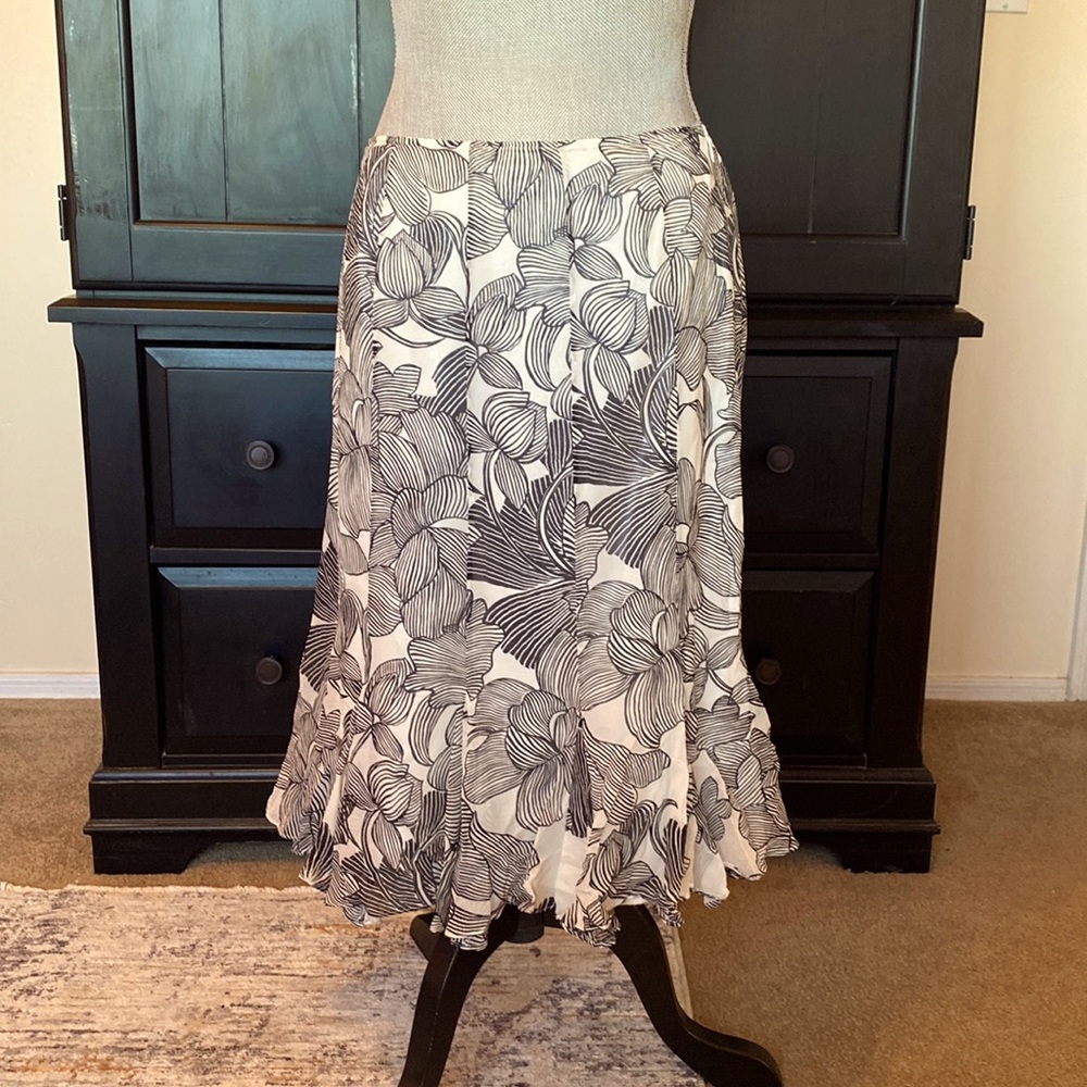 Lafayette 148 New York. Fully lined silk below knee skirt. Blk/cream print. Sz 6